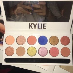 AUTHENTIC barely touched Kylie palette!